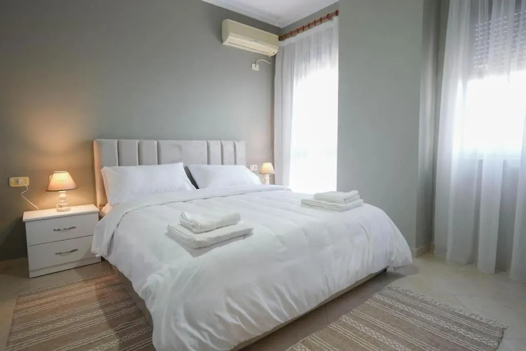 Staycation, City Center Apartment With Balcony Tirana